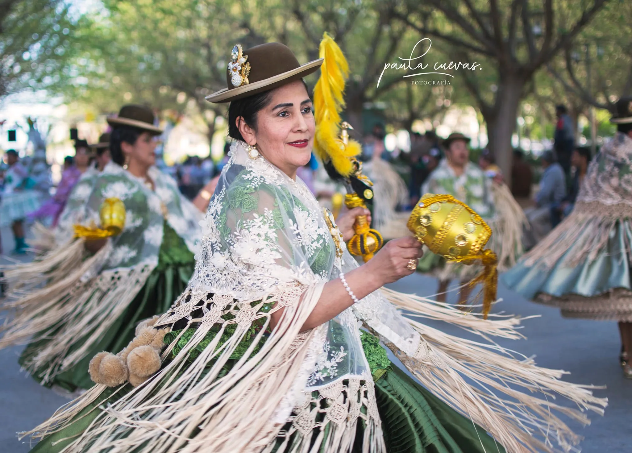 Escena de danza cultural con color, ritmo y gesto.