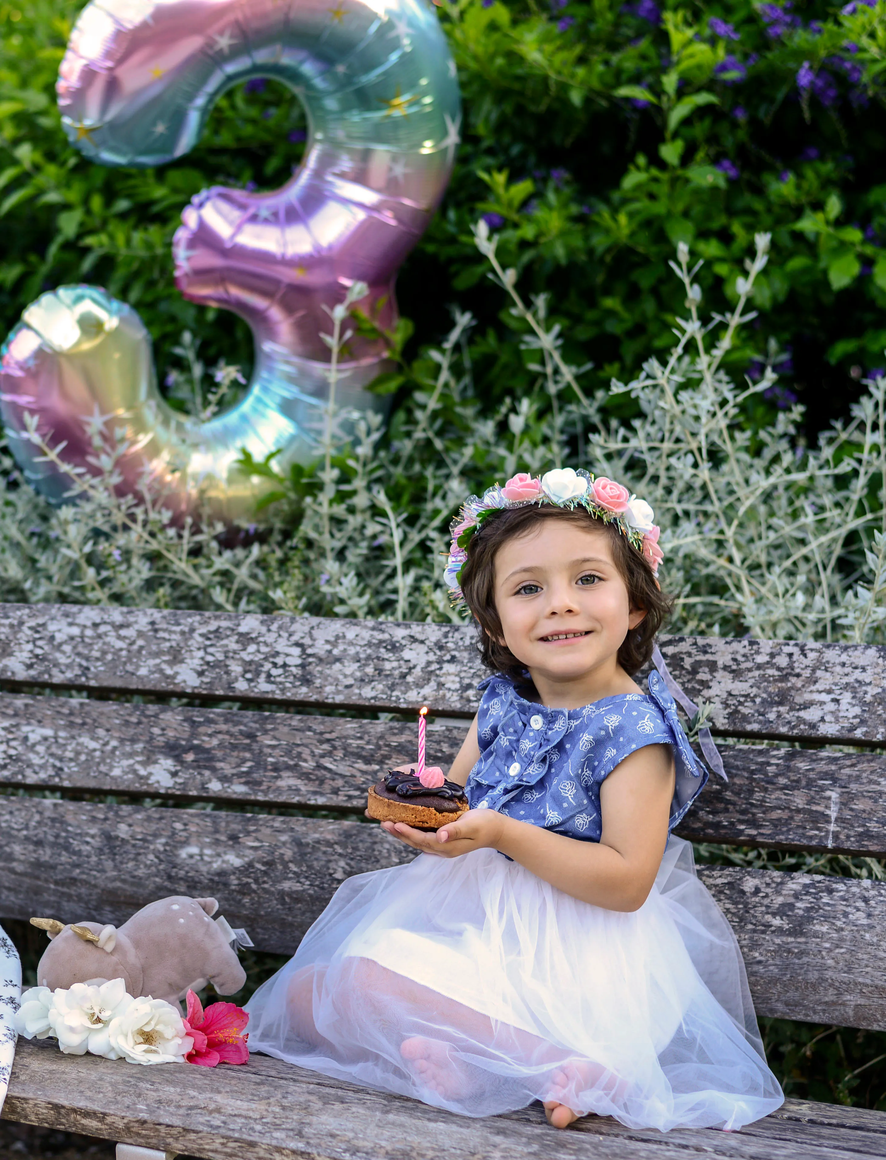 Retrato femenino en vertical con gesto suave y fondo natural.
