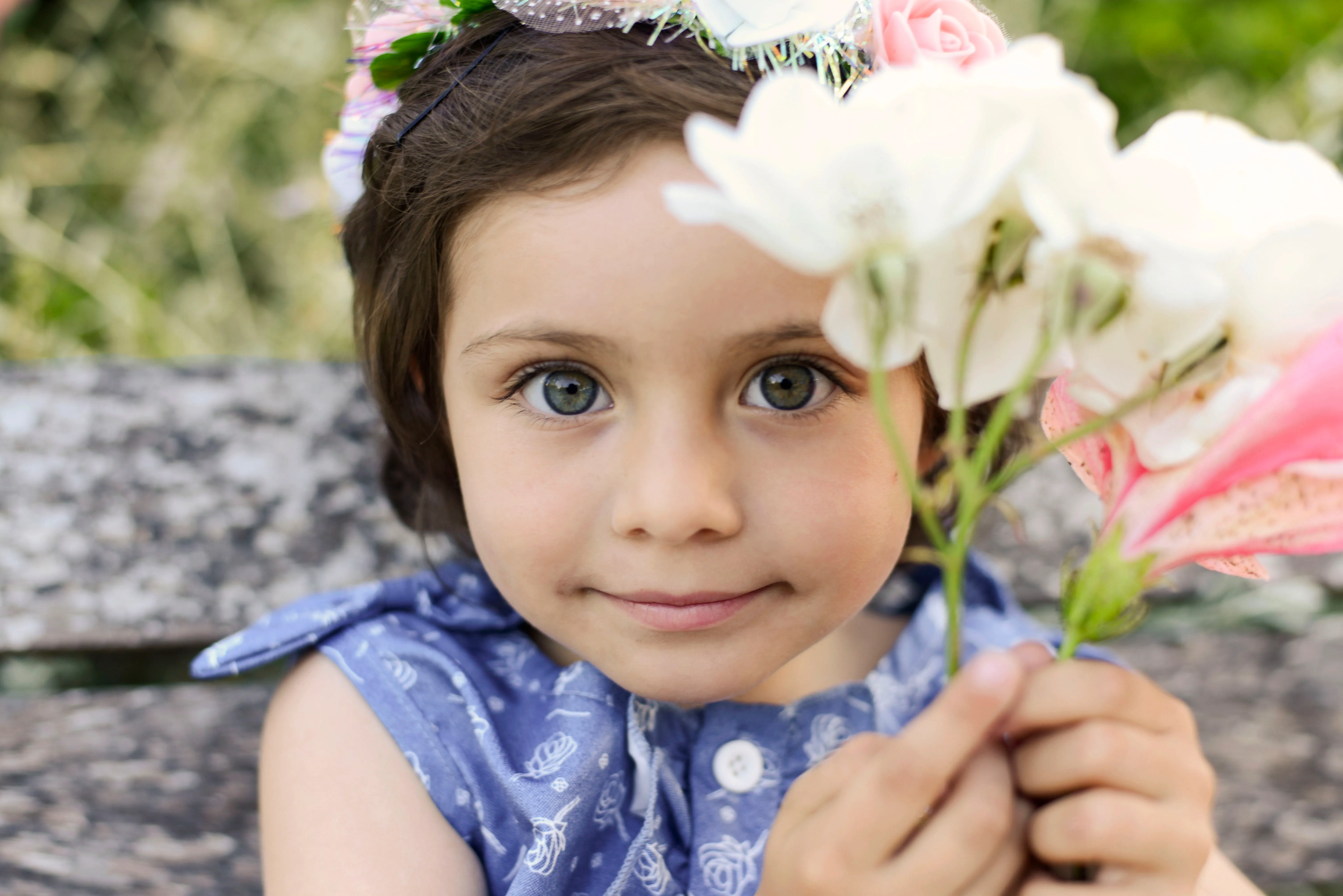 Retrato en exterior con luz natural y composición abierta.
