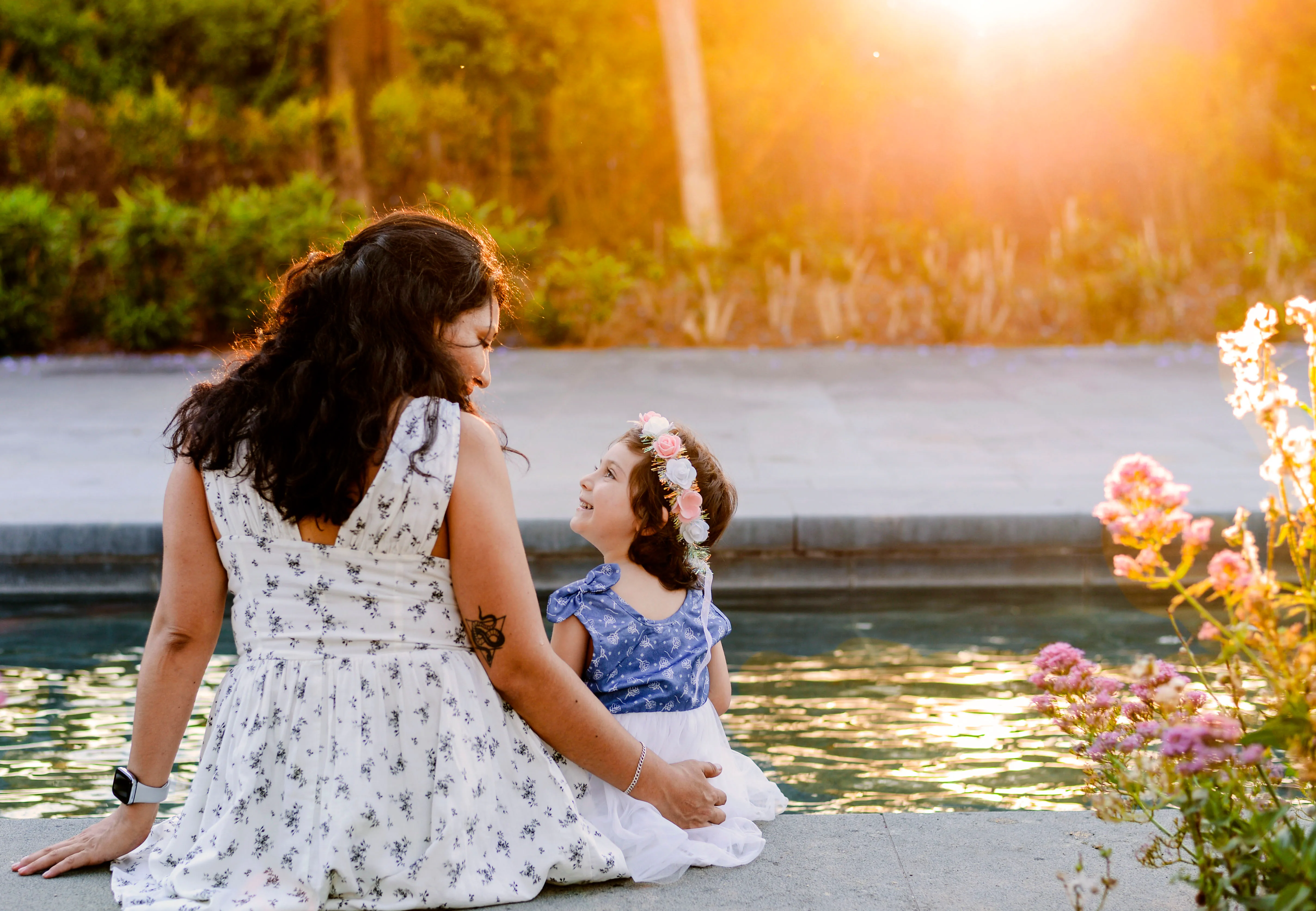 Retrato femenino con movimiento suave y fondo desenfocado.