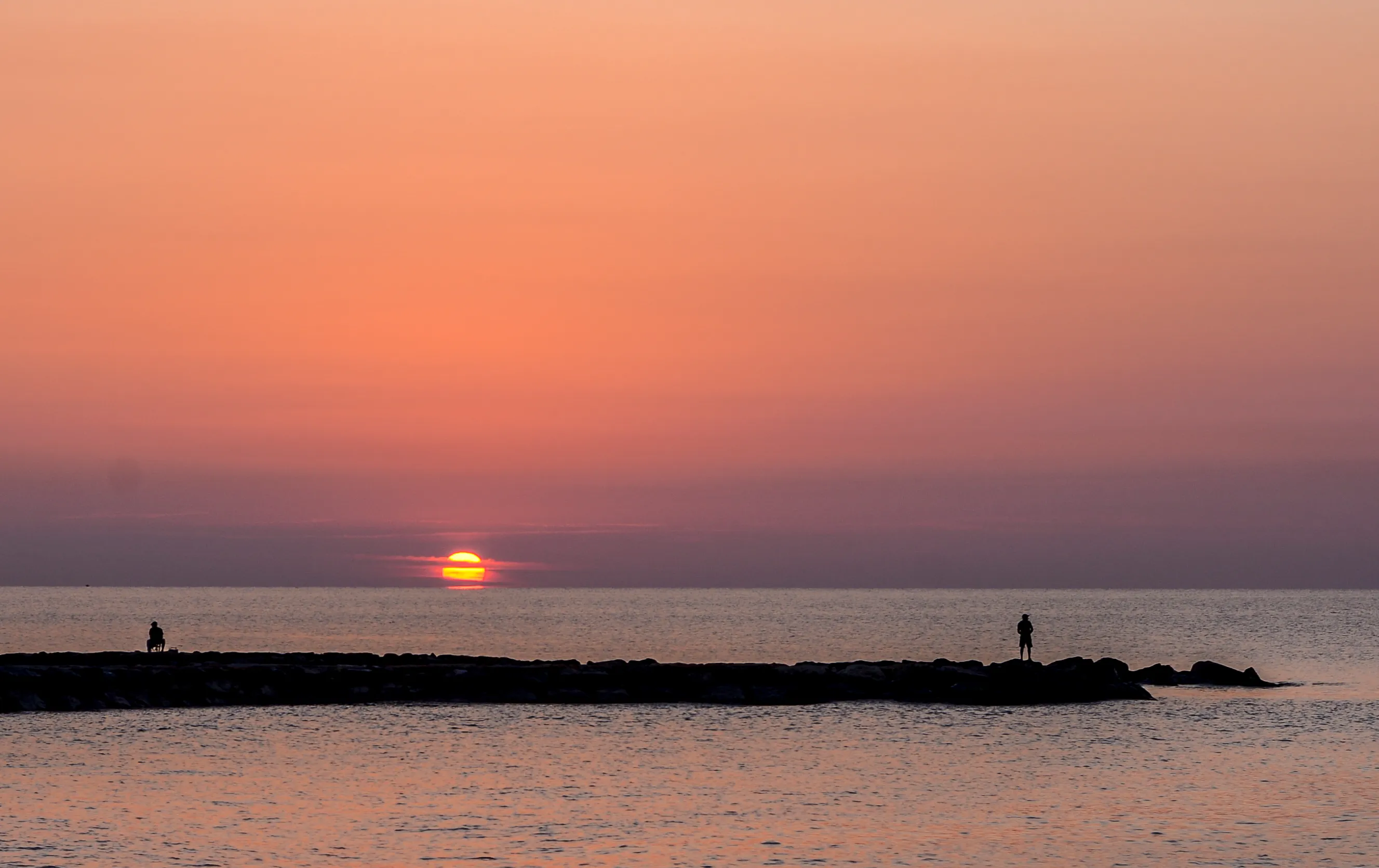 Paisaje marino con horizonte amplio y luz suave.
