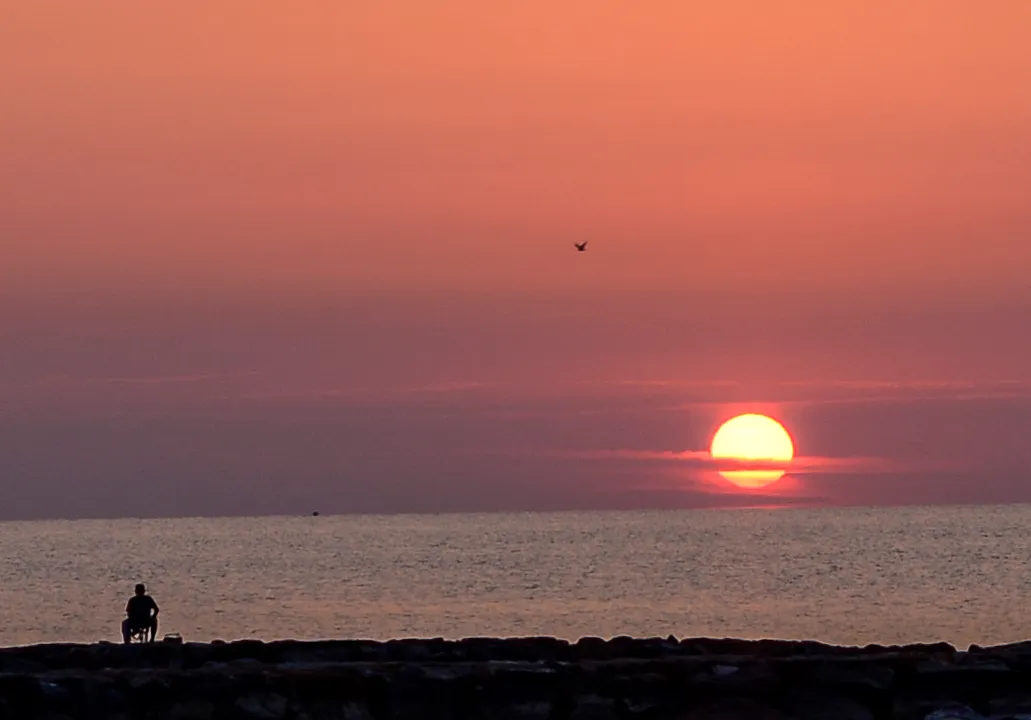 Paisaje de costa con luz tenue y composición minimal.