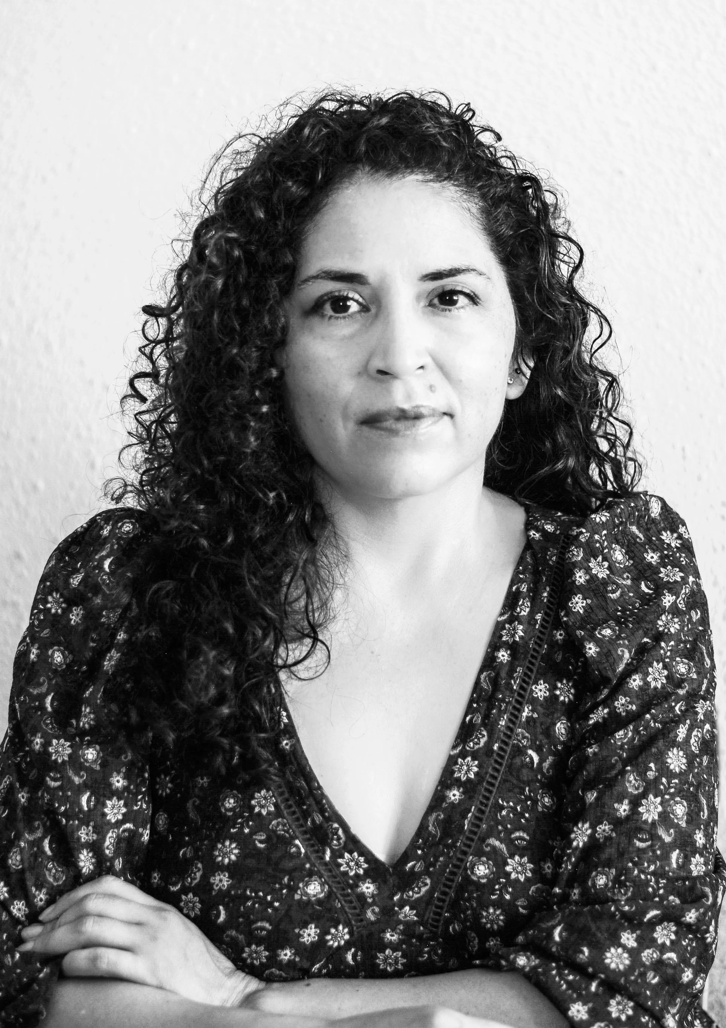 Autorretrato editorial en formato vertical con luz natural.