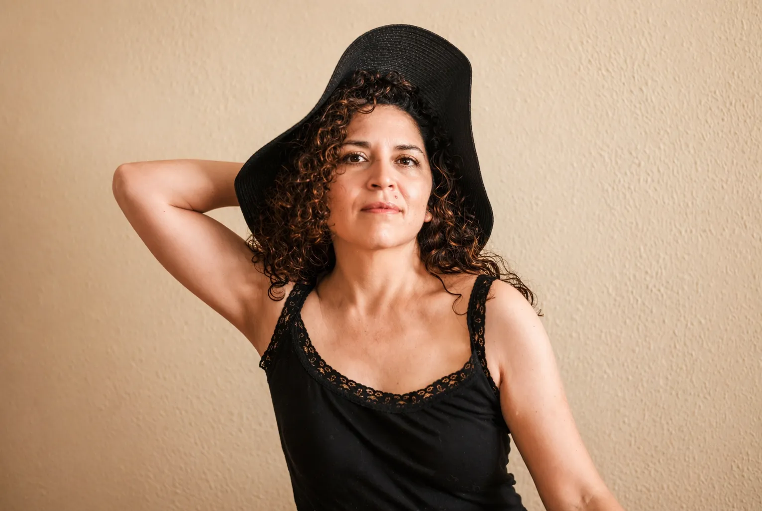 Retrato editorial con encuadre horizontal y fondo limpio.