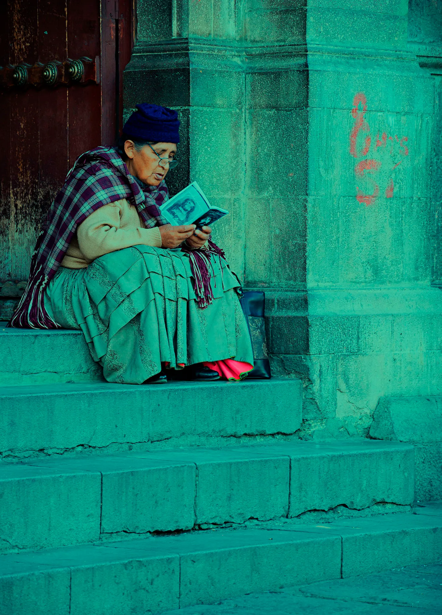 Retrato en luz suave con gesto sereno y fondo limpio.