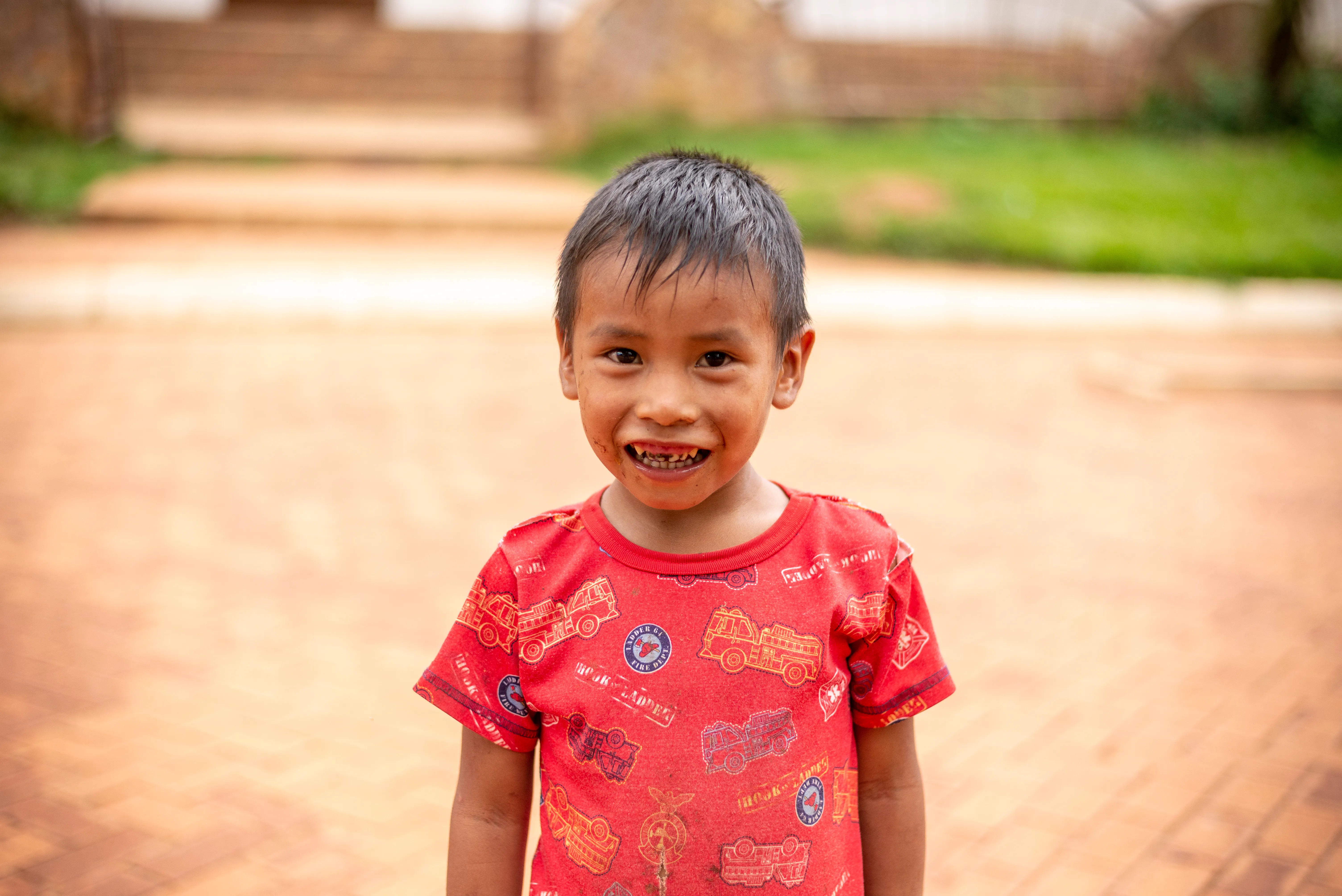 Retrato editorial en exterior con luz abierta y encuadre amplio.