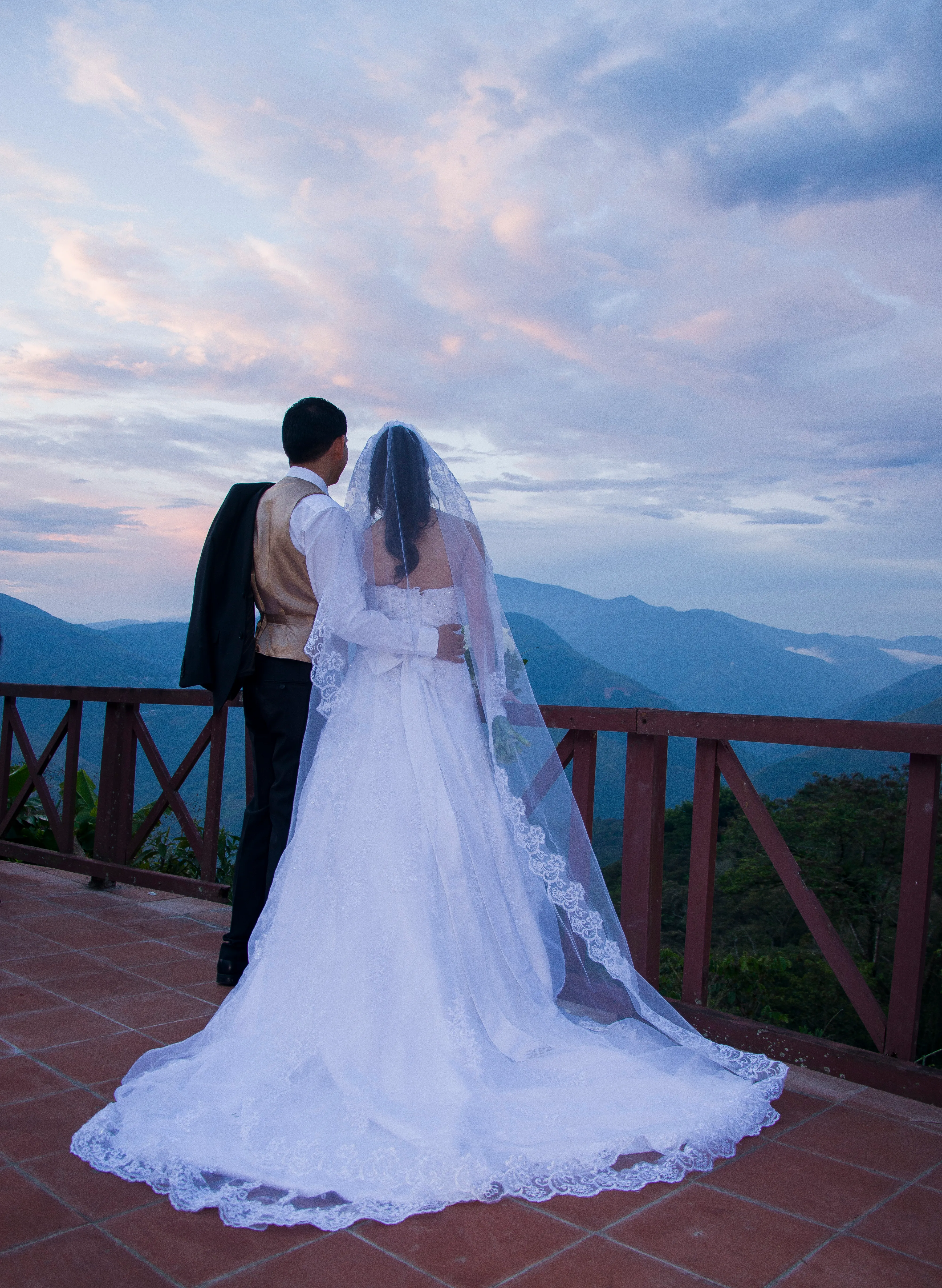 Primer plano de boda con enfoque emocional y encuadre vertical.