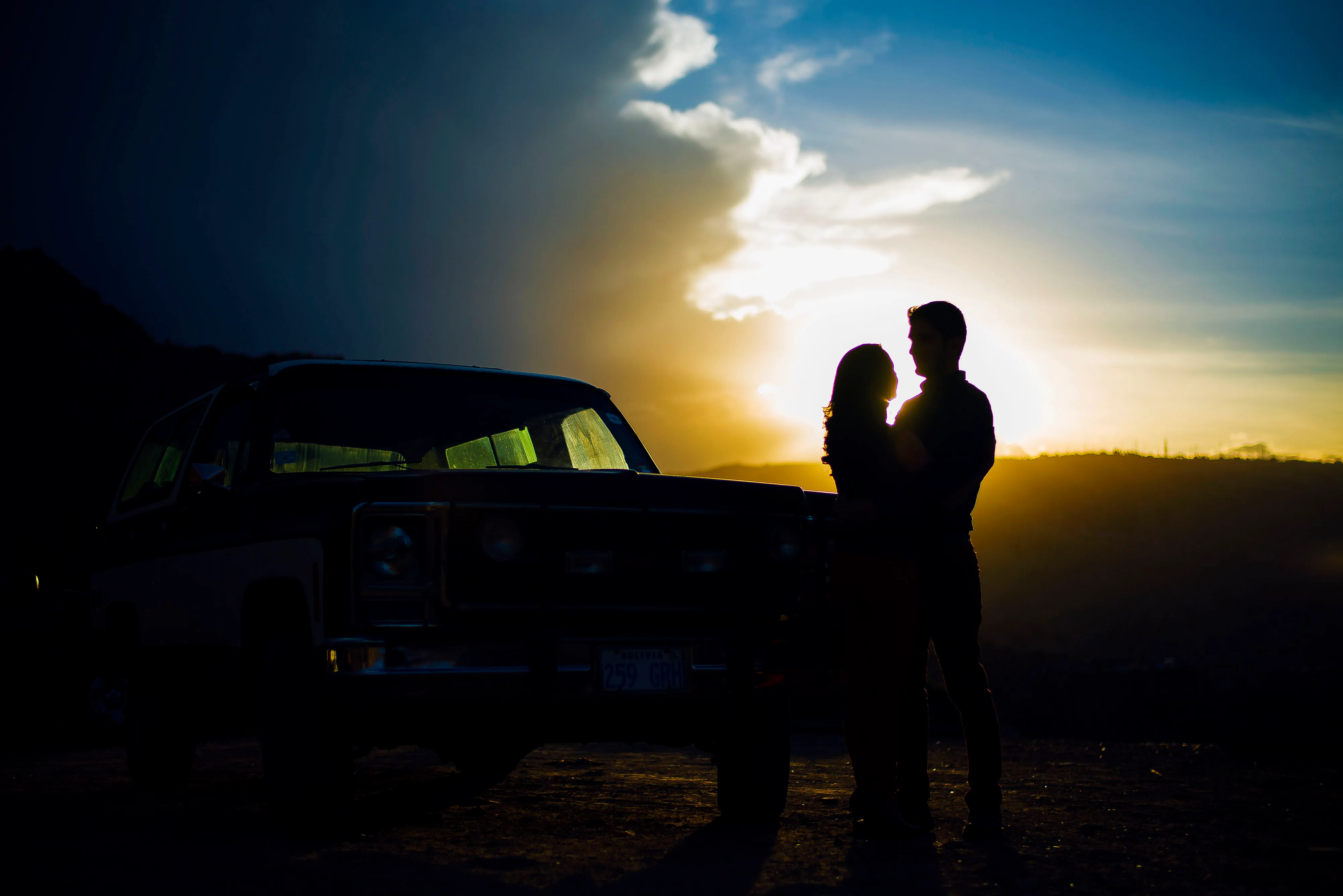 Escena de boda en exterior con encuadre horizontal y luz natural.